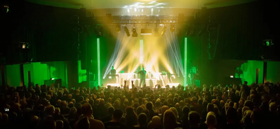 Das Modernes in Action auf einer Party mit Blick auf die Bühne